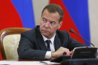 Медведев пригрозил «Сбербанку» заменой