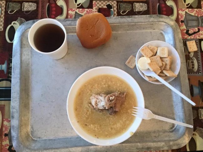 Солдаты дерутся в очередях за едой