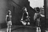 Девочка, жующая гудрон