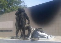 В Запорожье обложили шинами и подожгли памятник «Жертвам фашизма»