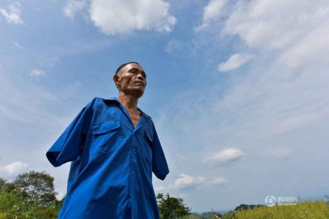Китайский фермер баз рук ухаживает за больной матерью и ведет хозяйство