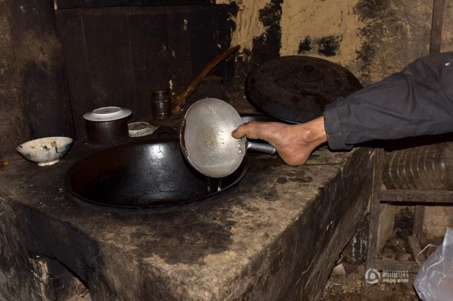 Китайский фермер баз рук ухаживает за больной матерью и ведет хозяйство