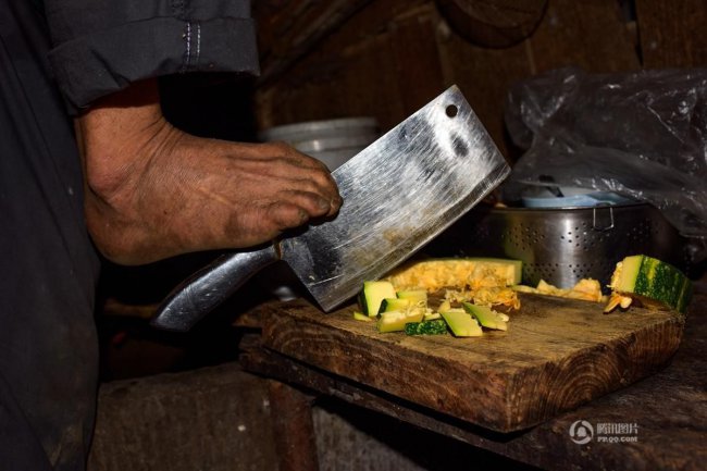 Китайский фермер баз рук ухаживает за больной матерью и ведет хозяйство