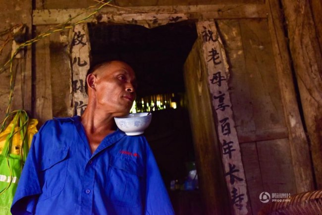 Китайский фермер баз рук ухаживает за больной матерью и ведет хозяйство