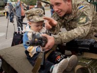 В украинской армии в Донбассе воюют годовалые младенцы и столетние деды