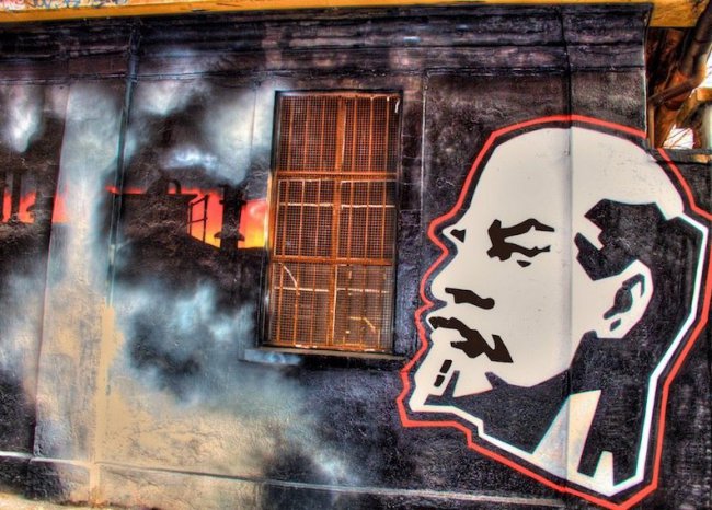 Ленин шагает по миру...