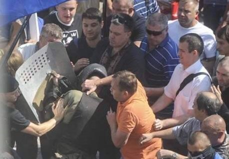 Как Тягнибок бросался на боевиков Нацгвардии под Радой Как Тягнибок бросался на боевиков Нацгвардии под Радой