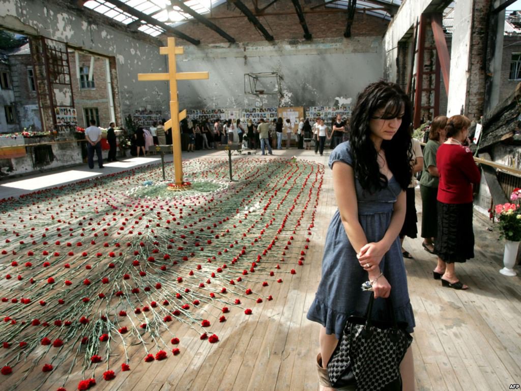 В Беслане вспоминают жертв теракта В Беслане вспоминают жертв теракта