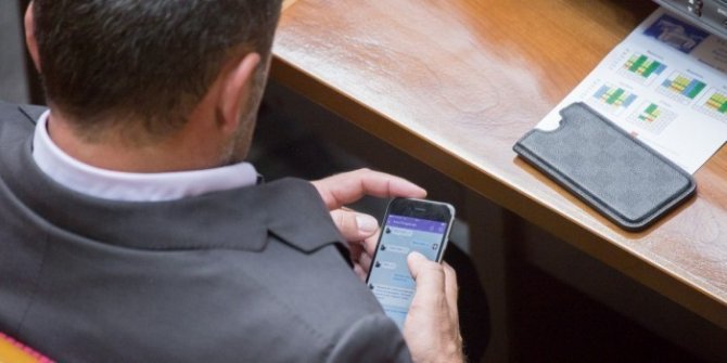 Украинского нардепа поймали на торговле салом во время заседания Рады Украинского нардепа поймали на торговле салом во время заседания Рады