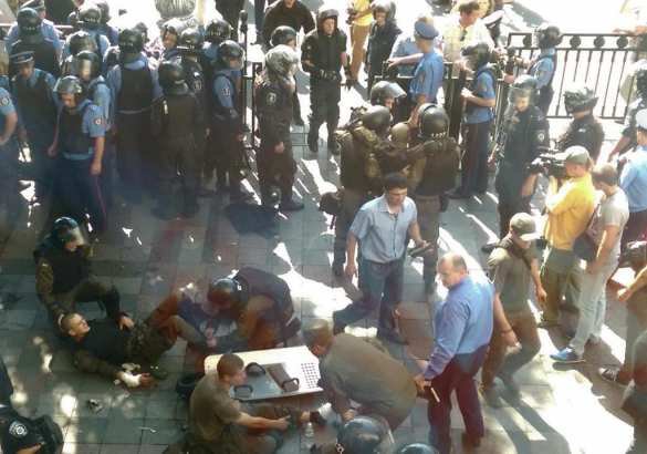 Беспорядки под Радой устроили не из-за особого статуса Донбасса, — Ищенко Беспорядки под Радой устроили не из-за особого статуса Донбасса, — Ищенко