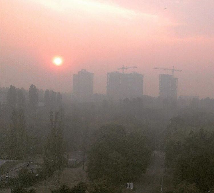 С утра над Киевом едкий смог. Загрязнение воздуха превысило норму. Школьников отпустили домой до 7 сентября С утра над Киевом едкий смог. Загрязнение воздуха превысило норму. Школьников отпустили домой до 7 сентября