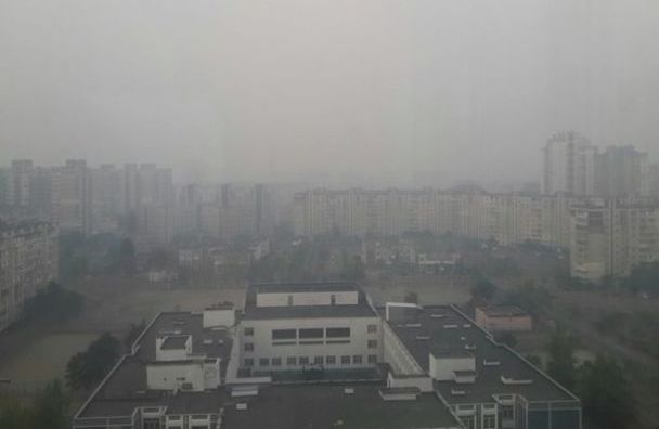 С утра над Киевом едкий смог. Загрязнение воздуха превысило норму. Школьников отпустили домой до 7 сентября С утра над Киевом едкий смог. Загрязнение воздуха превысило норму. Школьников отпустили домой до 7 сентября