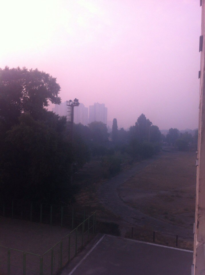 С утра над Киевом едкий смог. Загрязнение воздуха превысило норму. Школьников отпустили домой до 7 сентября С утра над Киевом едкий смог. Загрязнение воздуха превысило норму. Школьников отпустили домой до 7 сентября