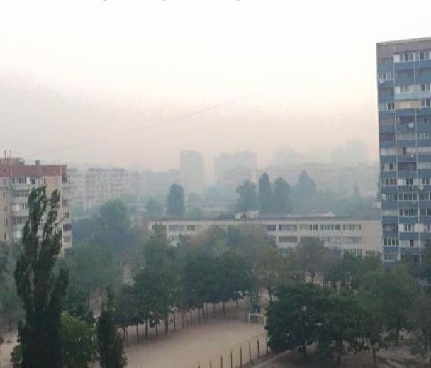 С утра над Киевом едкий смог. Загрязнение воздуха превысило норму. Школьников отпустили домой до 7 сентября С утра над Киевом едкий смог. Загрязнение воздуха превысило норму. Школьников отпустили домой до 7 сентября
