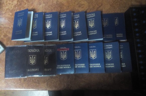 Пограничники задержали мужчину, пытавшегося ввезти в Крым большую партию украинских паспортов Пограничники задержали мужчину, пытавшегося ввезти в Крым большую партию украинских паспортов