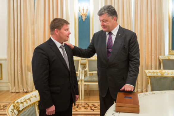 За удачное шоу Порошенко наградил полковника Юлия «Америка с нами» Мамчура именным оружием За удачное шоу Порошенко наградил полковника Юлия «Америка с нами» Мамчура именным оружием