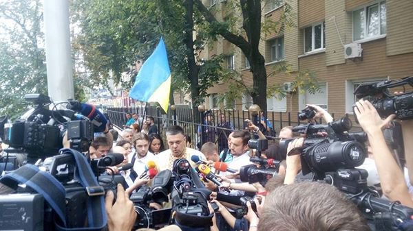 Тягнибок привел на допрос группу поддержки — бабок с плакатами о кознях Путина Тягнибок привел на допрос группу поддержки — бабок с плакатами о кознях Путина