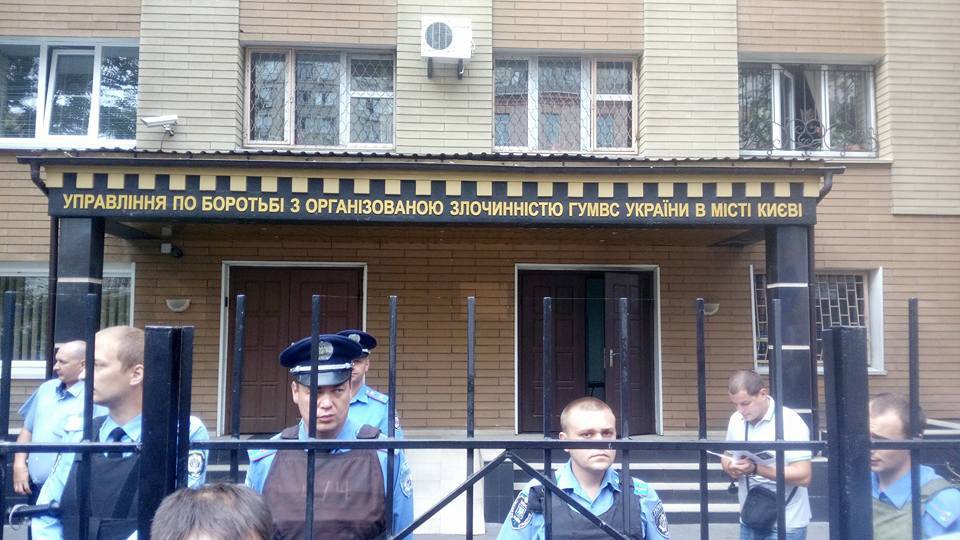 Тягнибок привел на допрос группу поддержки — бабок с плакатами о кознях Путина Тягнибок привел на допрос группу поддержки — бабок с плакатами о кознях Путина