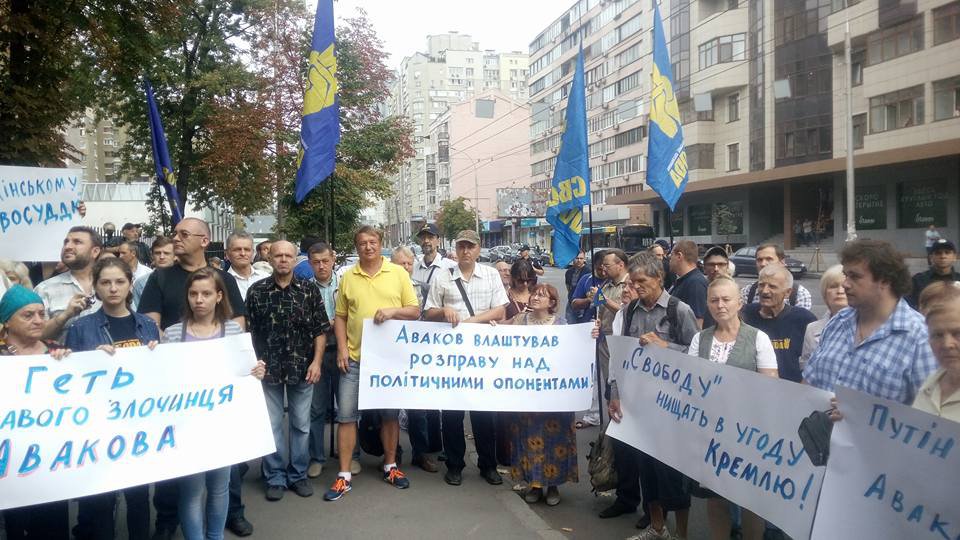 Тягнибок привел на допрос группу поддержки — бабок с плакатами о кознях Путина Тягнибок привел на допрос группу поддержки — бабок с плакатами о кознях Путина