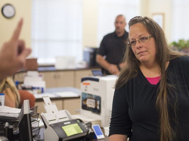 В США арестовали служащую за отказ регистрировать гей-браки В США арестовали служащую за отказ регистрировать гей-браки