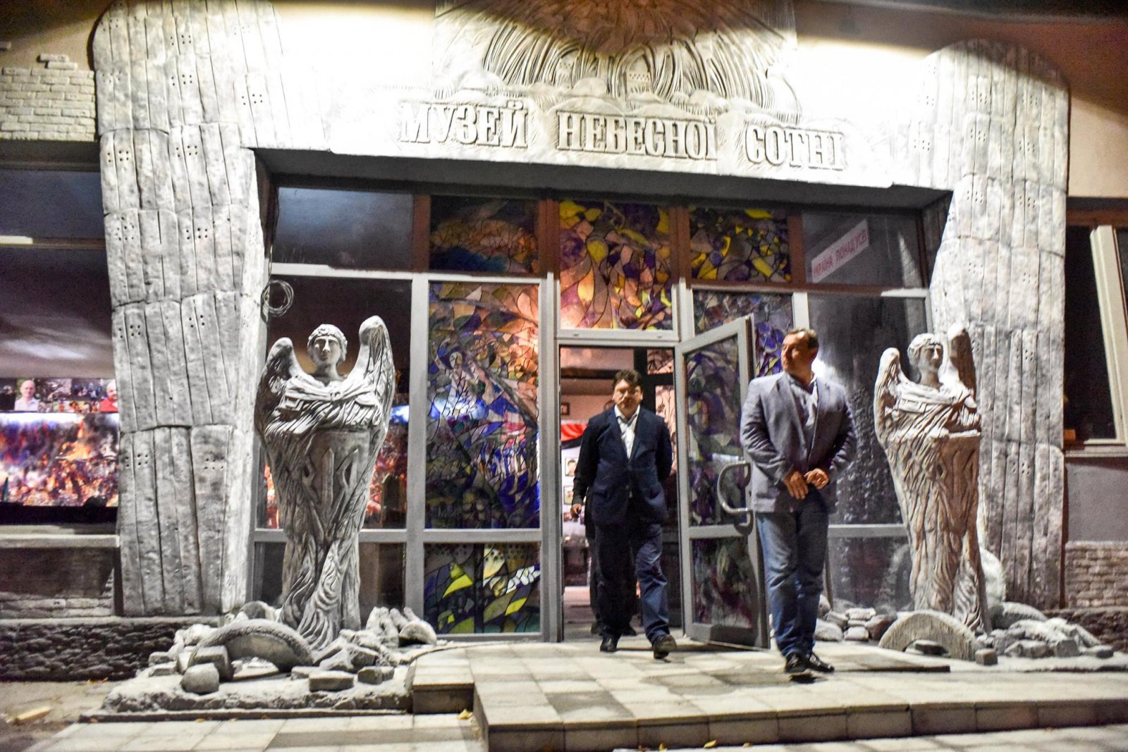 Биты, цепи, окровавленные тела и бочки с Майдана — на Украине открывают «Музей небесной сотни»