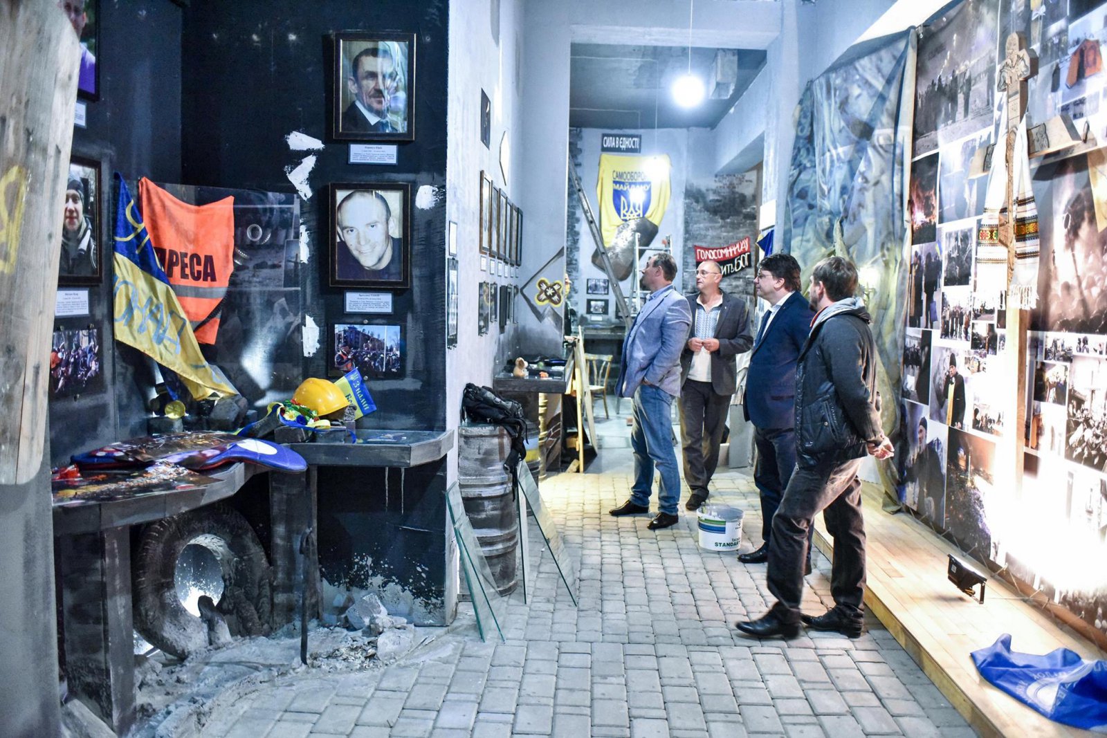 Биты, цепи, окровавленные тела и бочки с Майдана — на Украине открывают «Музей небесной сотни»