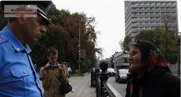 Сотрудники милиции избили пожилую женщину за одиночный протест возле Рады Сотрудники милиции избили пожилую женщину за одиночный протест возле Рады