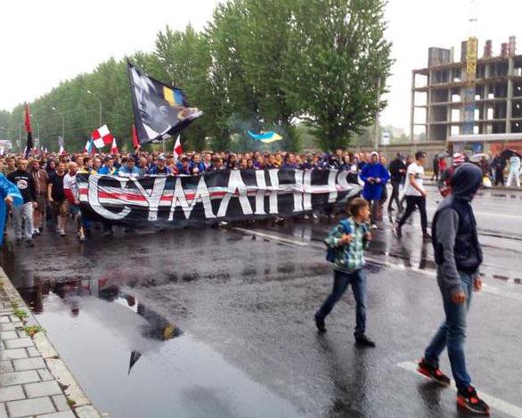 Во Львове прошел марш украинских и белорусских националистических футбольных ультрас