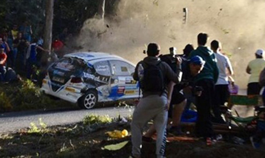 В Испании автомобиль во время гонки вылетел с трассы в толпу зрителей В Испании автомобиль во время гонки вылетел с трассы в толпу зрителей