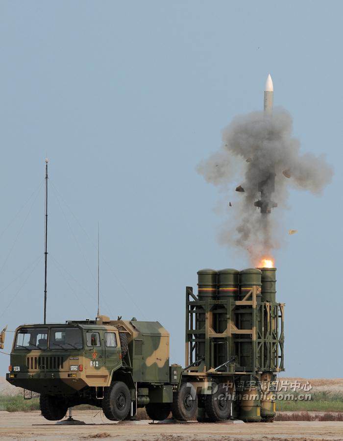 Центр фотографий китайской армии опубликовал фото с различными видами оружия в момент выстрела