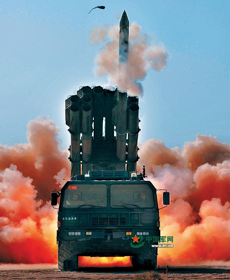 Центр фотографий китайской армии опубликовал фото с различными видами оружия в момент выстрела