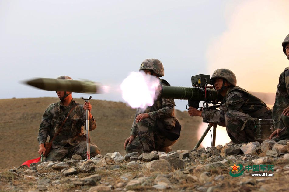 Центр фотографий китайской армии опубликовал фото с различными видами оружия в момент выстрела