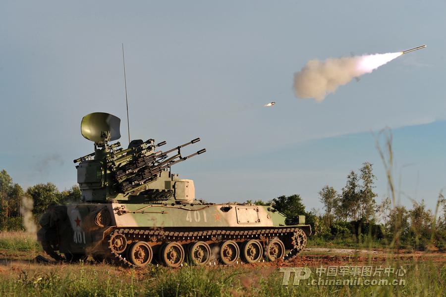 Центр фотографий китайской армии опубликовал фото с различными видами оружия в момент выстрела