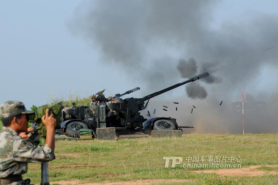 Центр фотографий китайской армии опубликовал фото с различными видами оружия в момент выстрела