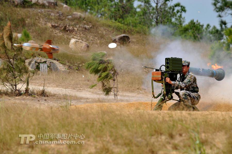 Центр фотографий китайской армии опубликовал фото с различными видами оружия в момент выстрела