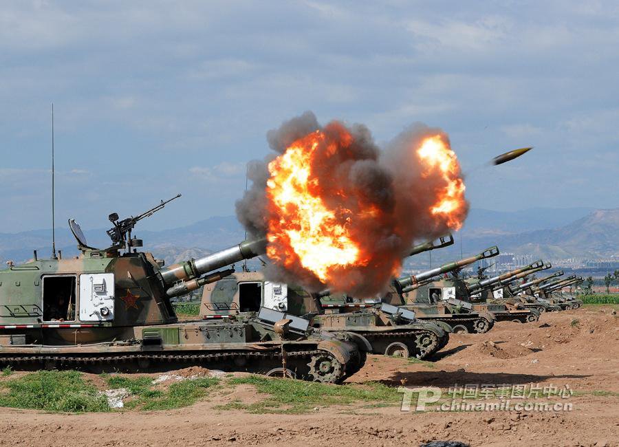 Центр фотографий китайской армии опубликовал фото с различными видами оружия в момент выстрела