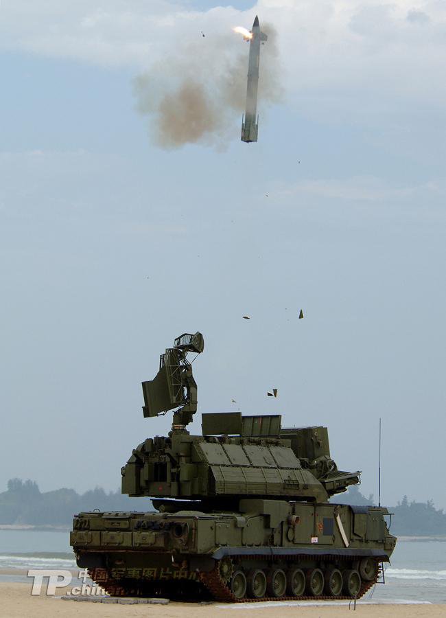 Центр фотографий китайской армии опубликовал фото с различными видами оружия в момент выстрела
