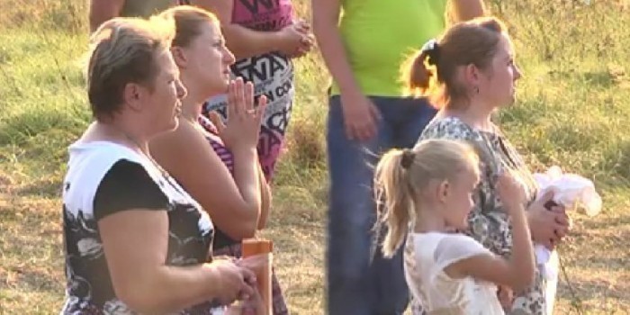 Жители села во Львовской области молятся на стеклопакет (ФОТО и ВИДЕО) Жители села во Львовской области молятся на стеклопакет (ФОТО и ВИДЕО)