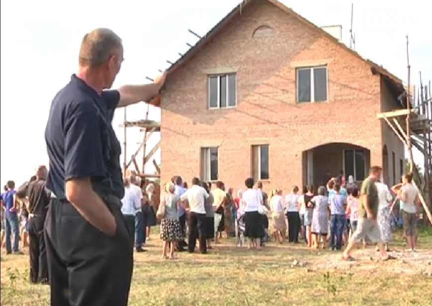 Жители села во Львовской области молятся на стеклопакет (ФОТО и ВИДЕО) Жители села во Львовской области молятся на стеклопакет (ФОТО и ВИДЕО)