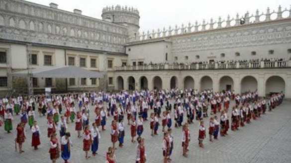 Культурные достижения: в Польше побили рекорд по танцам гопака Культурные достижения: в Польше побили рекорд по танцам гопака