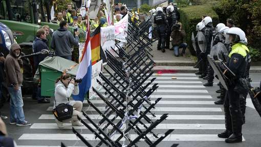 Более тысячи тракторов осадили Европейский квартал Брюсселя Более тысячи тракторов осадили Европейский квартал Брюсселя