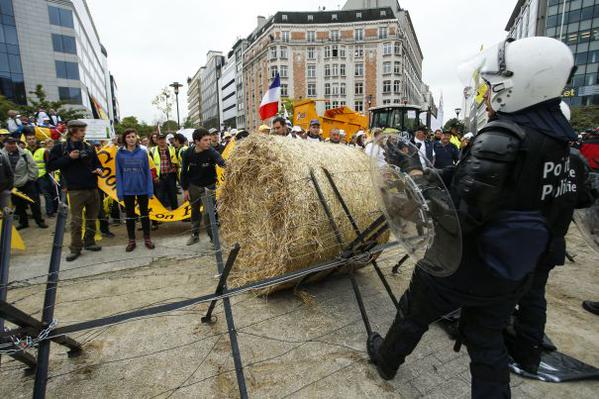 Более тысячи тракторов осадили Европейский квартал Брюсселя Более тысячи тракторов осадили Европейский квартал Брюсселя