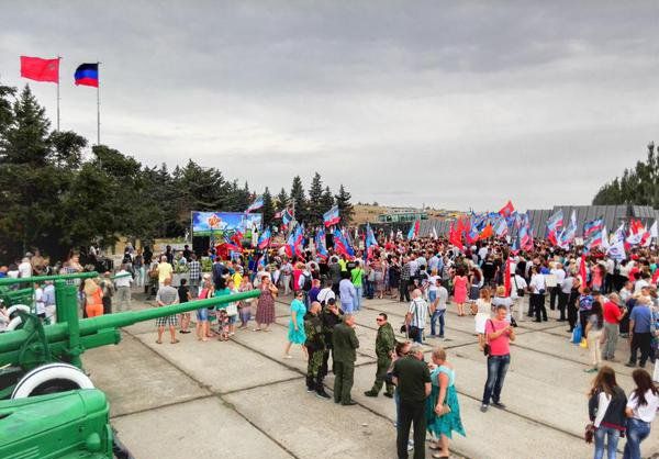 Захарченко: ДНР с честью подняла знамя героев, освободивших Донбасс в 1943 году Захарченко: ДНР с честью подняла знамя героев, освободивших Донбасс в 1943 году