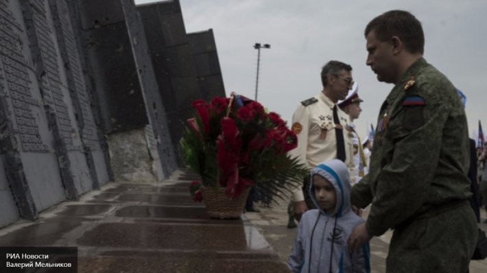 Захарченко: Донбасс победил фашистов — справится и с Порошенко Захарченко: Донбасс победил фашистов — справится и с Порошенко