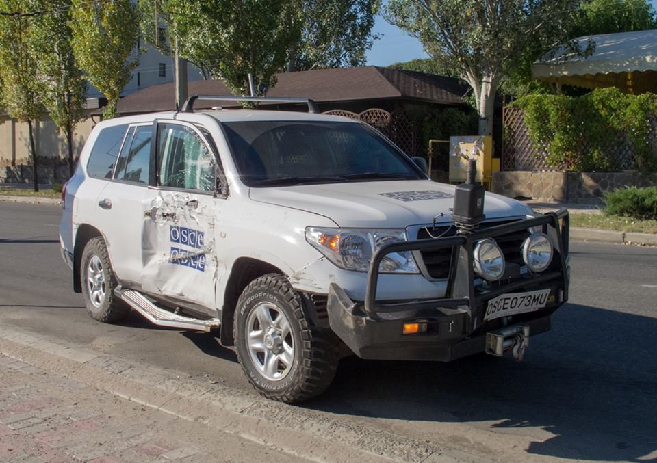 В Луганске автомобиль наблюдателей ОБСЕ столкнулся с троллейбусом В Луганске автомобиль наблюдателей ОБСЕ столкнулся с троллейбусом