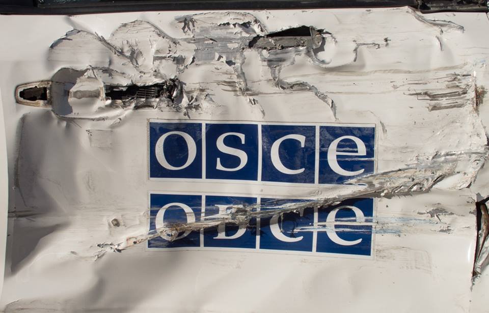 В Луганске автомобиль наблюдателей ОБСЕ столкнулся с троллейбусом В Луганске автомобиль наблюдателей ОБСЕ столкнулся с троллейбусом