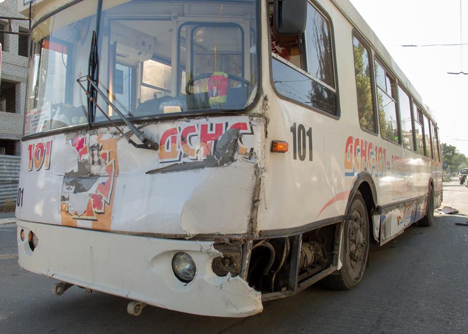 В Луганске автомобиль наблюдателей ОБСЕ столкнулся с троллейбусом В Луганске автомобиль наблюдателей ОБСЕ столкнулся с троллейбусом
