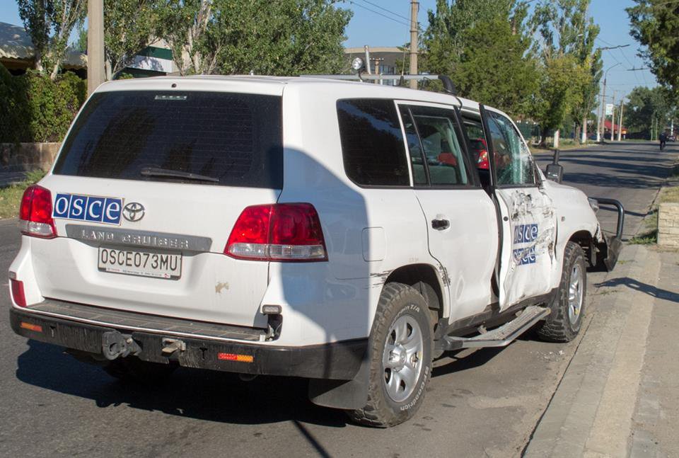 В Луганске автомобиль наблюдателей ОБСЕ столкнулся с троллейбусом