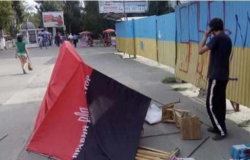 В центре Херсона совершено нападение на палатку "Правого сектора" В центре Херсона совершено нападение на палатку "Правого сектора"