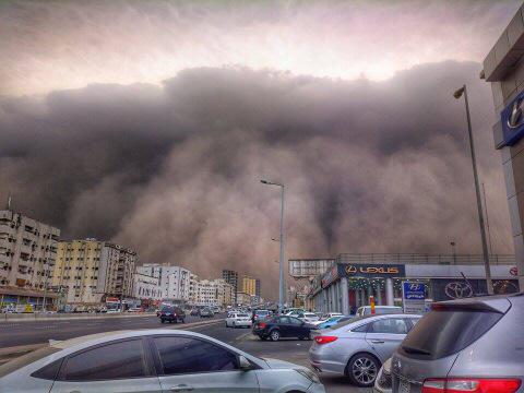 Ближний Восток накрыла смертельная песчаная буря Ближний Восток накрыла смертельная песчаная буря